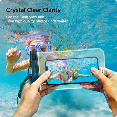 Spigen universeel waterdicht hoesje (transparant) - 2-pack, biedt bescherming tegen water en stof voor je telefoon tijdens outdooractiviteiten.