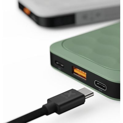 Xtorm Fuel Series 5 20W powerbank 10.000mAh (groen) - Krachtige en compacte powerbank met 2x USB-C en 1x USB-A poort, ideaal voor opladen tijdens avontuurlijke reizen.